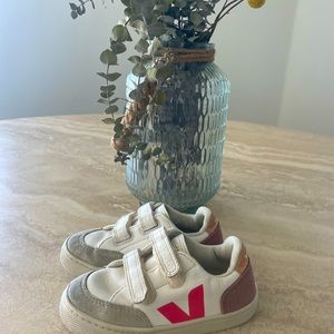 Veja Kids V-12 Touch Strap Trainers size 10 white leather and pink accents